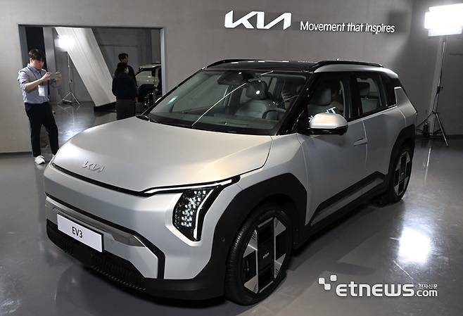 기아가 전기차 대중화를 선도할 핵심 신차인 콤팩트 스포츠유틸리티차(SUV) '더 기아 EV3'를 처음 공개했다. 사진은 서울 성동구 기아 언플러그드그라운드에 전시된 EV3. 김민수기자 mskim@etnews.com