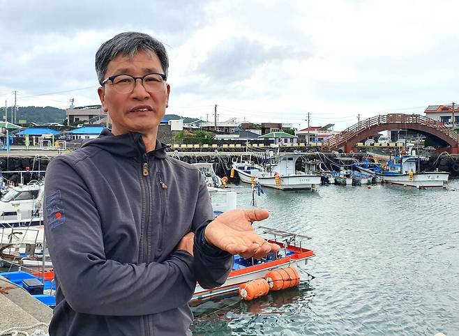 6일 제주시 조천읍 북촌리 포구에서 만난 오승목 다큐제주 감독. 허호준 기자