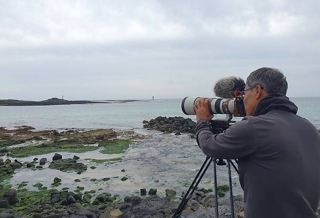 제주시 조천읍 북촌리 다려도의 조류를 관찰하는 오승목 다큐제주 감독. 허호준 기자