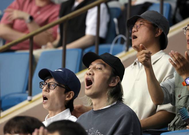 배구여제 김연경(흥국생명)이 8일 오후 잠실실내체육관에서 여자배구 국가대표 은퇴경기를 펼쳤다. 방송인 유재석과 이광수 나영석 PD가 관중석에서 김연경을 응원하고있다. 한편 대표팀에서 주포로 활약하며 2012 런던 올림픽과 2020 도쿄 올림픽 준결승 진출을 이끈 김연경은 ‘팀 대한민국’과 ‘팀 코리아’의 은퇴 이벤트 경기를 끝으로 국가대표를 내려놓는다. 잠실실내체=정시종 기자 capa@edaily.co.kr /2024.06.08.