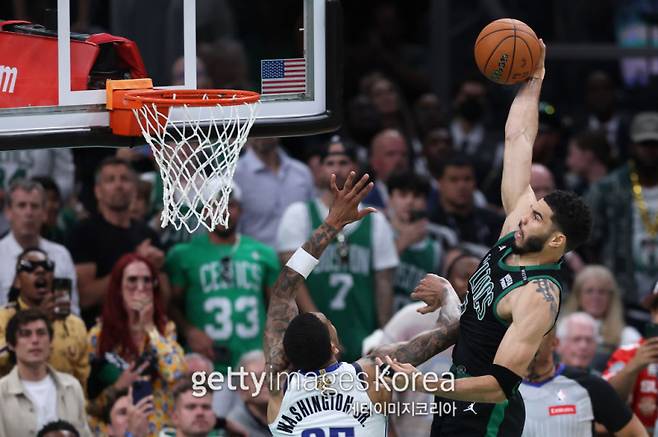 10일 TD가든에서 열린 보스턴과 댈러스의 2023~24 NBA 파이널 2차전. 보스턴 테이텀(오른쪽)이 댈러스 워싱턴 앞에서 덩크를 시도하고 있다. 사진=게티이미지