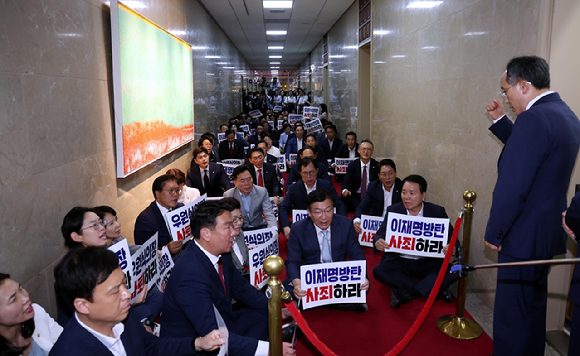 추경호 국민의힘 원내대표가 10일 오후 서울 여의도 국회 의장실 앞에서 열린 ‘민주당의 상임위원장 선출 절차 강행 시도 규탄’ 연좌시위에서 구호를 외치고 있다. 2024.06.10. [사진=뉴시스]