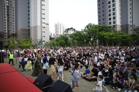 지난달 충남 아산시 탕정면 ‘지웰시티 센트럴 푸르지오’에서 음악회가 열렸다. [사진 대우건설]