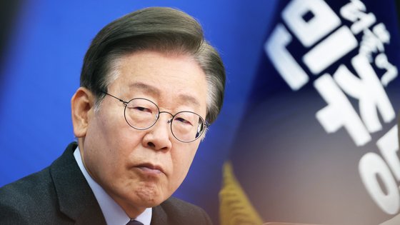 더불어민주당 이재명 대표가 10일 오전 서울 여의도 국회에서 열린 최고위원회의에서 정청래 최고위원의 발언을 듣고 있다. 연합뉴스