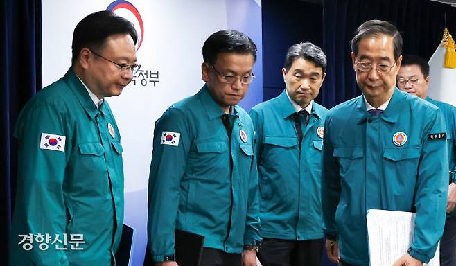 Prime Minister Han Deok-soo leaves the briefing room after a briefing on healthcare reform at the Government Complex in Seoul, South Korea, on June 9. From left, Health and Welfare Minister Cho Kyu-hong, Deputy Prime Minister and Minister of Strategy and Finance Choi Sang-mok, Education Minister Lee Ju-ho, Prime Minister Han and Chief of Staff Bang Ki-seon. By Sung Dong-hoon