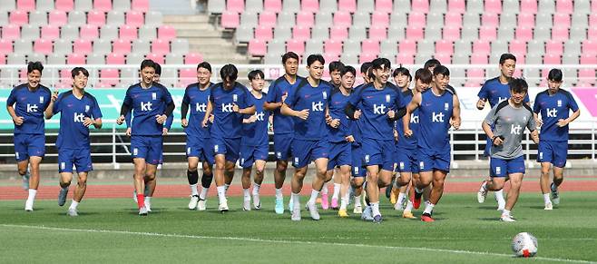 ‘월클’ 활약을 부탁해 한국 남자 축구대표팀 선수들이 10일 고양종합운동장에서 훈련을 앞두고 달리기로 몸을 풀고 있다. 고양 | 연합뉴스