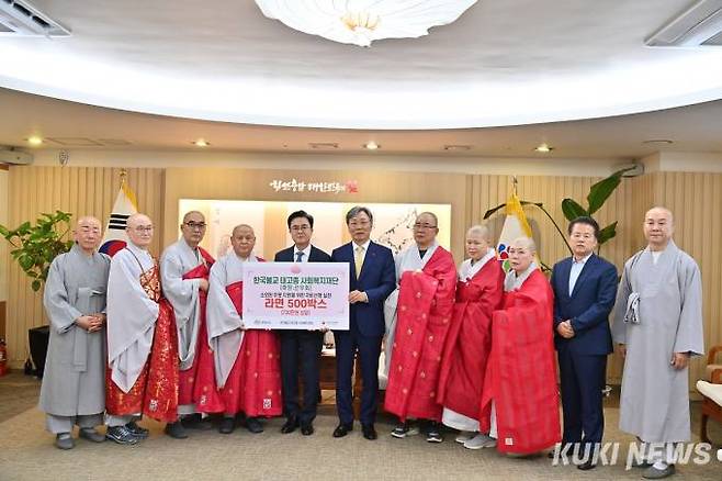 한국불교 태고종 사회복지원은 10일 충남도청을 찾아 김태흠 지사에게 라면 500상자를 기탁했다.