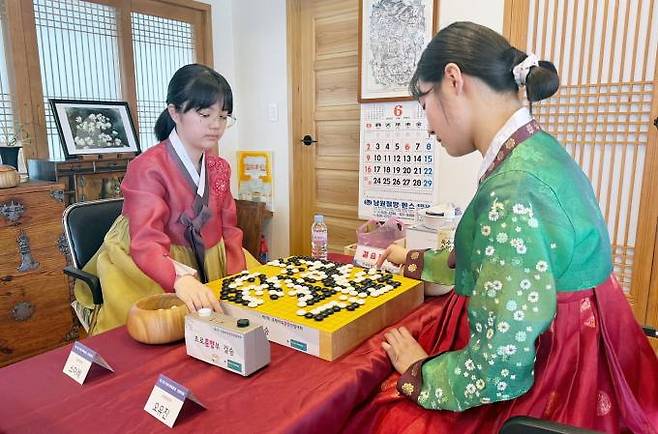 일본 천재 바둑 소녀 스미레 3단(왼쪽)이 춘향배 결승에서 한국 여자 강자 오유진 9단을 격침하고 ‘바둑 춘향’ 진(眞)에 올랐다. 한국기원