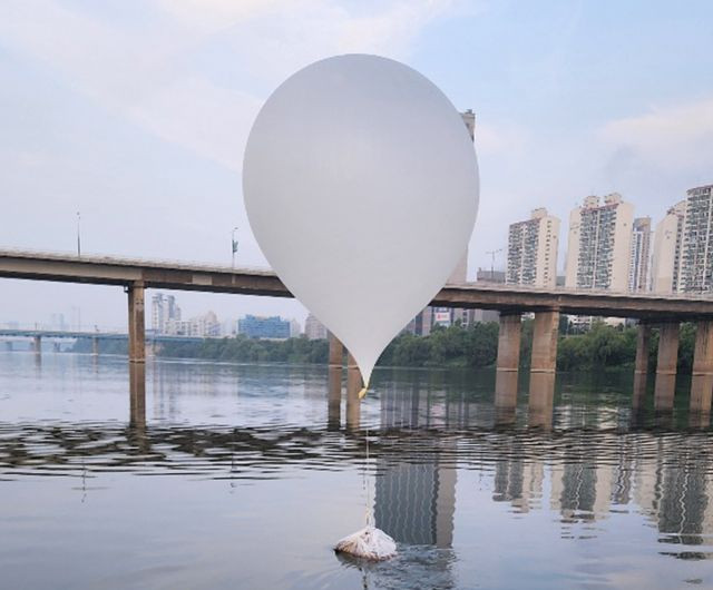 9일 오전 서울 한강 잠실대교 인근에서 발견된 대남 풍선. 합동참모본부 제공