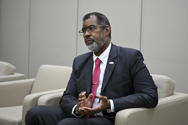 윌리엄 맥우드 OECD NEA 사무총장이 지난달 29일 매일경제와 만나 원전 활용의 중요성을 강조하고 있다. [사진 = NEA]