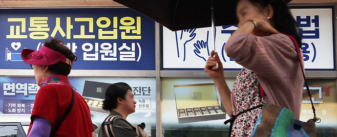 보험사가 교통사고 피해자에게 지급하는 합의금 성격의 ‘향후치료비’가 이른바 ‘나이롱 환자’를 양산한다는 문제점을 해결하기 위해 정부가 지급 근거와 기준을 명확히 하는 방향의 제도 손질을 검토한다. 10일 서울 시내 한 병원에 교통사고 입원 관련 홍보물이 붙어 있다. [한주형 기자]