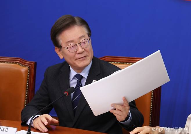 [서울=뉴시스] 고승민 기자 = 이재명 더불어민주당 대표가 10일 서울 여의도 국회에서 열린 최고위원회의에서 장경태 최고위원의 발언 자료를 보고 있다. 2024.06.10. kkssmm99@newsis.com /사진=고승민