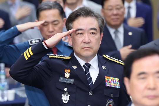 국기에 경례하는 윤희근 경찰청장<YONHAP NO-4534> 윤희근 경찰청장이 지난달 14일 서울 서대문구 경찰청에서 열린 범죄예방 비전 선포식에 참석해 국기에 경례하고 있다. 연합뉴스