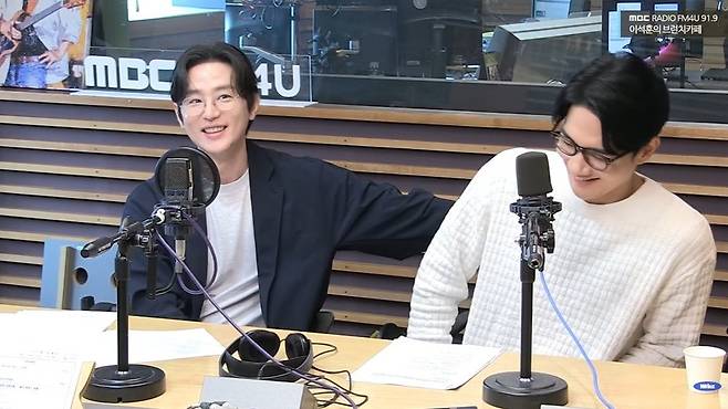 사진=왼쪽부터 배우 권율, 엄태구/MBC FM4U ‘이석훈의 브런치카페’ 캡처