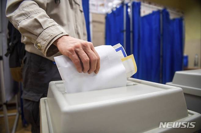 [부다페스트(헝가리)=AP/뉴시스]﻿﻿이번 유럽의회 선거 결과 중도파가 간신히 1위를 지켰지만, 극우정당이 약진을 보였다. 사진은 헝가리 부다페스트에서 9일 유럽의회 선거를 마친 한 남성이 투표함에 투표 용지를 넣는 모습. 2024.06.10