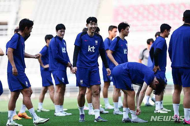 [고양=뉴시스] 김근수 기자 = 손흥민과 대한민국 축구국가대표팀 선수들이 10일 오후 경기 고양시 고양종합운동장에서 중국전을 앞두고 공식훈련을 하고 있다. 2024.06.10. ks@newsis.com