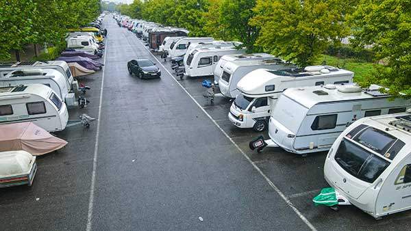 청주의 한 공영주차장에 캠핑카들이 다수 주차돼 있다.