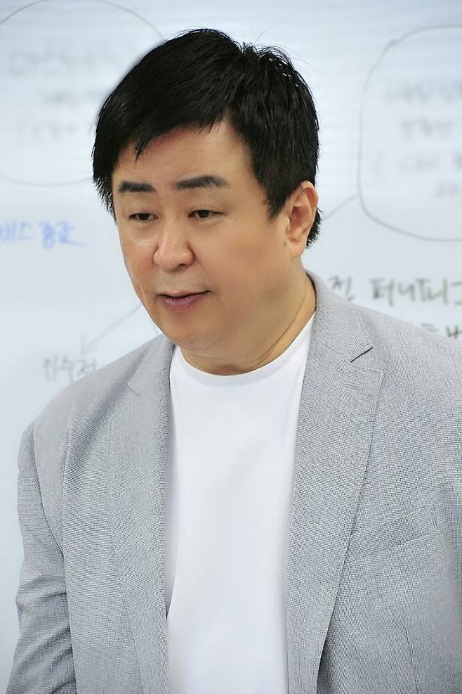 블록체인 전문 기업 엔버월드 관계자가 지난 7일 기자회견을 열고 가상자산 플랫폼을 개발할 수 있다고 속이고 수백억원을 편취한 혐의로 블록체인 기술 개발 업체 관계자 2명을 고소했다고 밝히고 있다.