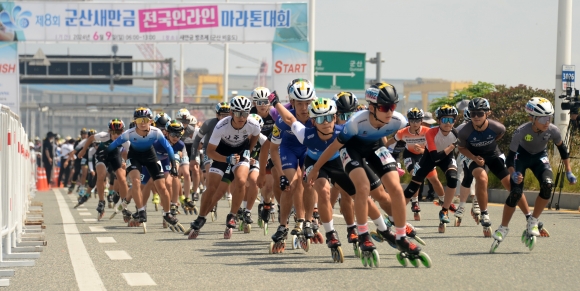 새만금 인라인마라톤대회 3000여명 참가 - 제8회 군산새만금 전국인라인마라톤대회가 열린 9일 전북 군산 새만금 방조제에서 선수들이 레이스를 펼치고 있다. 42㎞ 경쟁, 21㎞ 청년부·장년부·실버부와 함께 11㎞ 경쟁·비경쟁 종목으로 나눠 열린 이번 대회에는 선수 3000여명과 임원, 자원봉사자 등 5000여명이 참여했다. 군산 뉴시스