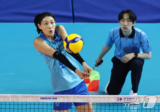 김연경이 9일 오후 서울 송파구 잠실실내체육관에서 열린 '김연경 초청 세계 여자배구 올스타전(KYK Invitational 2024)' 팀 '월드'와 팀 '스타'의 경기에서 공을 받고 있다. /사진=뉴스1 제공