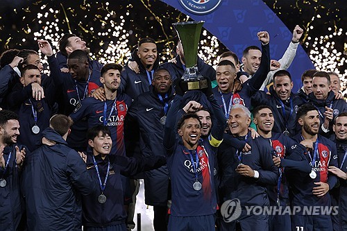 국제스포츠연구센터 풋볼옵저버터리 9일 SNS을 통해 아시아 국적인 축구선수들 중 몸값이 가장 높은 상위 10명을 발표했다. 이때 매체는 일본 축구스타이자 레알 소시에다드 주전 구보 다케후사를 몸값 1위로 놓았다. 다만 구보의 몸값이 약 1372억으로 매기면서 물음표가 붙었다. 매체에 의하면 몸값 2위는 이강인이었지만 741억으로 책정돼 구보 몸값의 약 절반 정도로 평가됐다. 아시아 최고의 축구스타 손흥민의 경우엔 30대가 됐다고 하더라도 몸값을 불과 313억으로 평가하면서 논란이 됐다. 연합뉴스