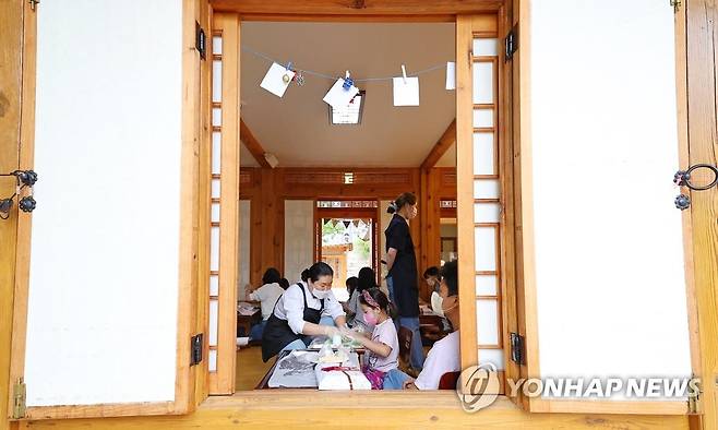 떡 만들기 체험 ※기사와 직접적인 관계가 없습니다. [연합뉴스 자료 사진]