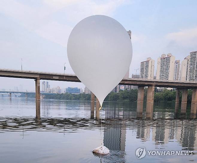 잠실대교 인근서 발견된 대남 풍선 (서울=연합뉴스) 9일 오전 서울 한강 잠실대교 인근에서 발견된 대남 풍선.
    합동참모본부는 "북한이 전날부터 대남 오물풍선 330여 개를 살포했고 오전까지 우리 지역에 80여 개가 낙하했다"고 밝혔다. 2024.6.9 [합동참모본부 제공. 재판매 및 DB금지] jeong@yna.co.kr