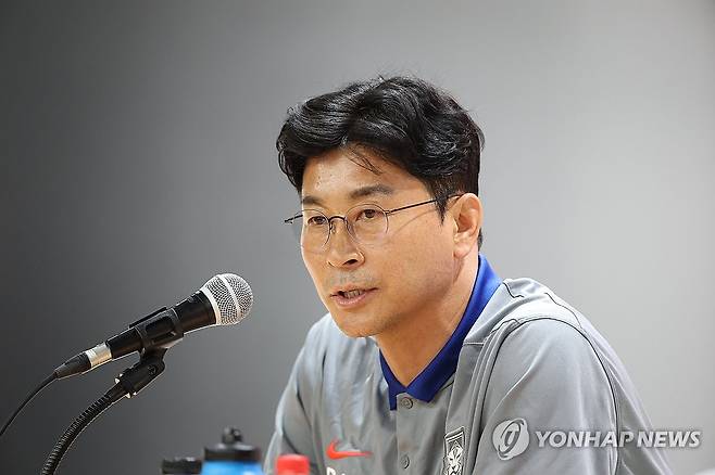 중국과의 경기 앞둔 김도훈 감독 (고양=연합뉴스) 김도훈 기자 = 김도훈 축구대표팀 임시감독이 10일 오후 경기도 고양종합운동장에서 열린 공식 기자회견에서 경기에 임하는 각오를 밝히고 있다. 2024.6.10 superdoo82@yna.co.kr