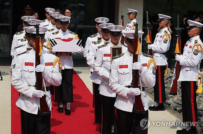 '고주리 학살사건' 순국선열 6위, 105년 만에 국립묘지로 (화성=연합뉴스) 홍기원 기자 = 10일 오후 경기도 화성시독립운동기념관에서 고주리 순국선열 6위 합동 봉송식이 엄수되고 있다.
    국가보훈부는 1919년 경기도 화성에서 만세운동에 참여하고 일제에 살해돼 순국한 김흥열 지사 일가 순국선열 6위의 유해를 대전현충원으로 이장한다. 2024.6.10 xanadu@yna.co.kr