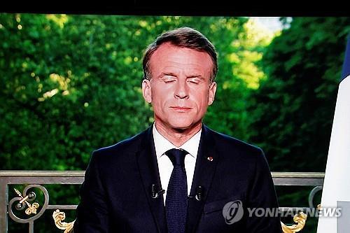 의회 해산 발표하는 마크롱 대통령  (파리 AFP=연합뉴스) 에마뉘엘 마크롱 프랑스 대통령이 9일(현지시간) 유럽의회 선거 결과 극우 정당에 참패할 것으로 알려지자 TV 연설을 통해 전격 의회 해산을 발표하고 있다. 2024.06.09.