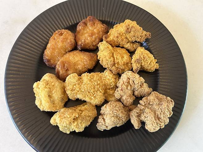 (왼쪽 위부터 시계방향으로)CJ제일제당 고메 소바바치킨 소이허니, 오뚜기 오즈키친 크리스피 칰, 이마트 피코크 크리스피 치킨, 하림 누룽지 치킨/사진=김아름 기자 armijjang@