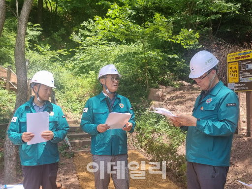 산림청과 지방자치단체 관계자들이 11일 강원특별자치도 태백시 산사태 예방 사업지에서 현장점검을 하고 있다. (사진=산림청 제공)