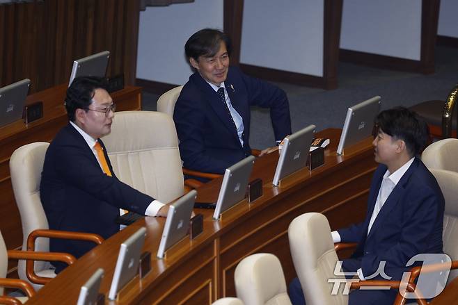 천하람 개혁신당 원내대표(왼쪽부터)와 조국 조국혁신당 대표, 이준석 개혁신당 의원이 10일 오후 서울 여의도 국회 본회의장에서 열린 본회의에서 대화하고 있다. 2024.6.10/뉴스1 ⓒ News1 안은나 기자