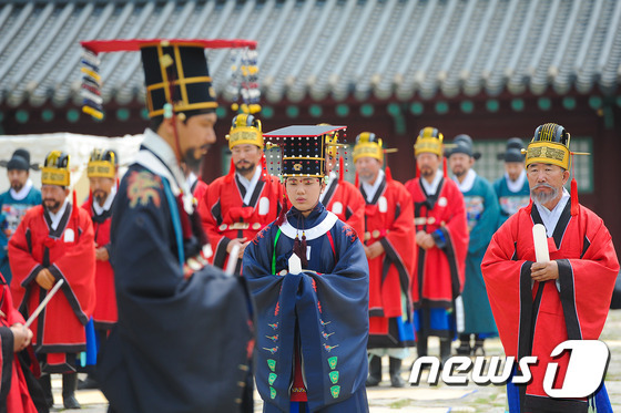 2015년 5월 8일 오후 서울시 종로구 훈정동 종묘내 정전에서 열린 궁중문화축전 '묘현례' 재현행사. 모현례는 왕세자와 세자빈 가례 후, 임금 등 왕실 가족과 함께 하는 종묘 참배의례다. (사진은 기사 내용과 무관함) / 뉴스1 ⓒ News1 2015.5.8/뉴스1 ⓒ News1 이승배 기자