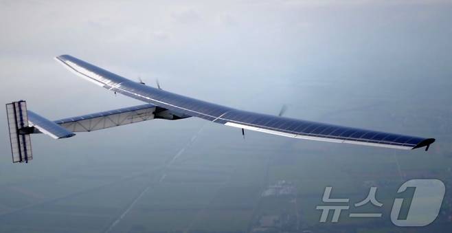 창공에 떠 있는 태양광 비행기 - BAE 시스템즈 배포