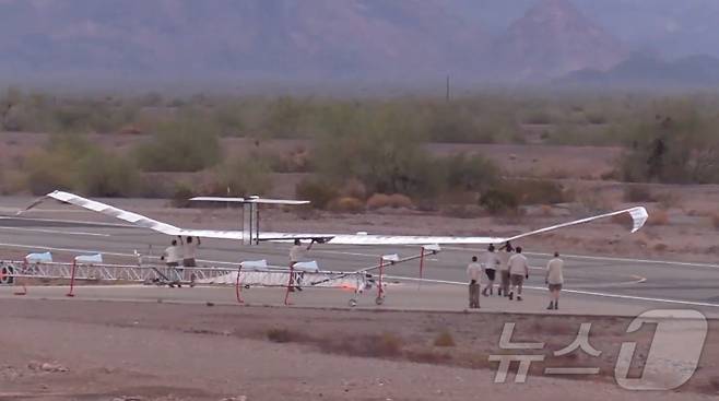 사람들이 태양광 비행기를 띄우는 모습 - BAE 시스템즈 배포