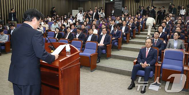 국민의힘 의원들이 11일 오전 서울 여의도 국회에서 열린 의원총회에서 배준영 원내수석부대표의 국회의장 사퇴 결의안 관련 발언을 듣고 있다. 이날 국민의힘은 의원총회에서 우원식 국회의장 사퇴 촉구 결의안을 채택, 의안과에 제출했다. 2024.6.11/뉴스1 ⓒ News1 이광호 기자