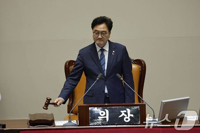 우원식 국회의장이 10일 오후 서울 여의도 국회에서 국민의힘 불참 속에 상임위원장 선출을 위한 본회의에서 의사봉을 두드리고 있다. 2024.6.10/뉴스1 ⓒ News1 안은나 기자