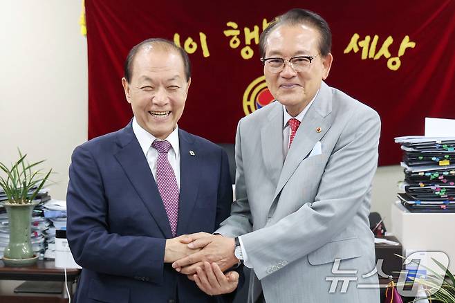 황우여 국민의힘 비상대책위원장(왼쪽)이 11일 오전 서울 용산구 대한노인회중앙회를 방문해 김호일 대한노인회장을 만나 악수를 나누고 있다. 2024.6.11/뉴스1 ⓒ News1 민경석 기자