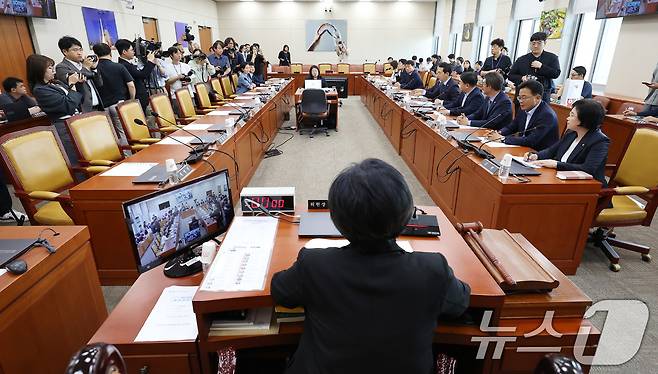 최민희 국회 과학기술정보통신위원회 위원장이 11일 오후 서울 여의도 국회에서 열린 과방위 첫 전체회의를 주재하고 있다. 이날 야당 간사로는 김현 의원이 선임됐으며, 국민의힘 의원들은 상임위원장 배분에 반발, 전체회의에 불참했다. 2024.6.11/뉴스1 ⓒ News1 김민지 기자