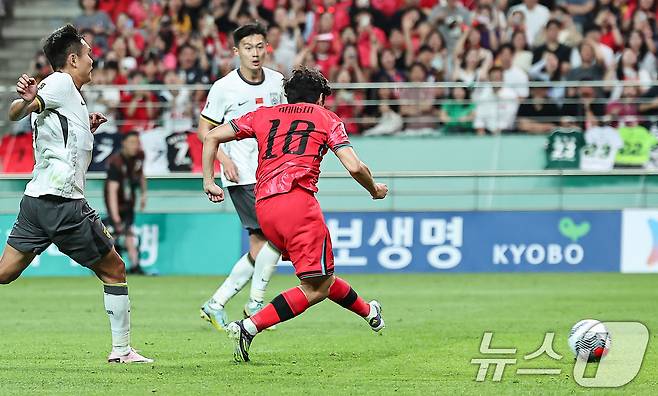 11일 오후 서울 마포구 상암동 서울월드컵경기장에서 열린 2026 북중미 월드컵 아시아 2차 예선 조별리그 C조 6차전 대한민국과 중국의 경기 후반전에서 대한민국 이강인이 선제골을 넣고 있다. 2024.6.11/뉴스1 ⓒ News1 김도우 기자