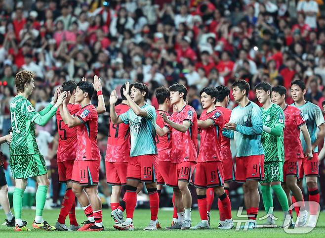 11일 오후 서울 마포구 상암동 서울월드컵경기장에서 열린 2026 북중미 월드컵 아시아 2차 예선 조별리그 C조 6차전 대한민국과 중국의 경기, 1대0으로 승리를 거둔 대한민국 선수들이 기쁨을 나누고 있다. 2024.6.11/뉴스1 ⓒ News1 김도우 기자