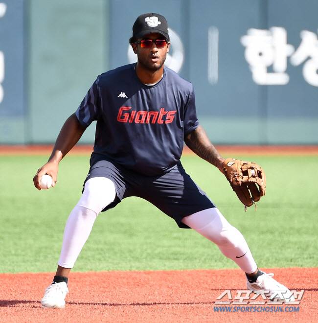 2023 KBO리그 롯데 자이언츠와 삼성 라이온즈의 경기가 5일 울산 문수야구장에서 열린다. 롯데 구드럼이 수비 훈련을 하고 있다. 울산=박재만 기자pjm@sportschosun.com/