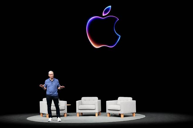 팀 쿡 애플 최고경영자(CEO)가 10일(현지 시각) 캘리포니아 쿠퍼티노 애플 캠퍼스에서 열린 세계개발자회의(WWDC) 2024에서 새 제품을 발표하고 있다. /연합뉴스