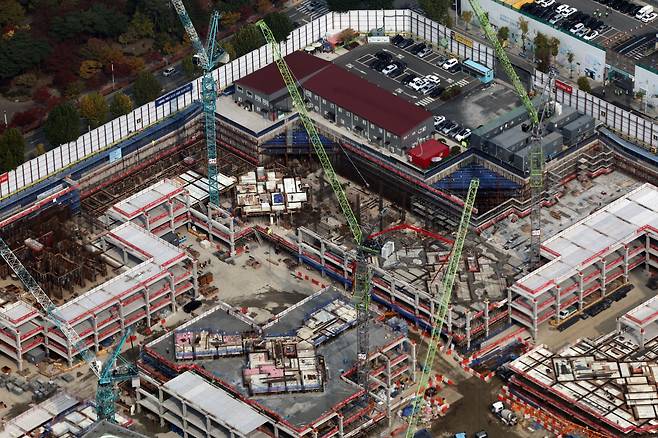 서울 송파구의 한 재건축 진행 단지에서 공사 차량 등이 오가고 있다./뉴스1