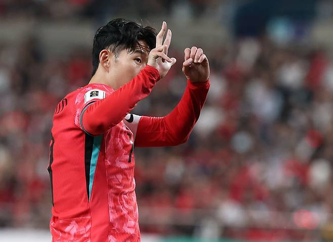 손흥민이 11일 오후 서울 마포구 상암동 서울월드컵경기장에서 열린 2026 북중미 월드컵 아시아 2차 예선 조별리그 C조 6차전 대한민국과 중국의 경기 전반전에서 중국 축구팬의 야유에 1차전 스코어인 3대0을 손으로 그려보이고 있다./뉴스1