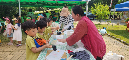 단오인 10일 충남 논산시 연산면에 있는 양지서당에서 작은별어린이집 아이들이 손수건 물들이기를 하고 있다. 정종만 기자