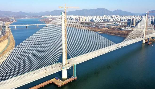 서울 강동구 고덕동과 경기도 구리시 토평동을 잇는 교량. 올 연말 준공을 앞두고 있다.ⓒ한국도로공사 제공