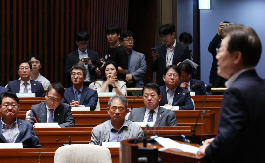 이재명 더불어민주당 대표가 11일 국회에서 열린 의원총회에서 발언을 하고 있다.<연합뉴스>