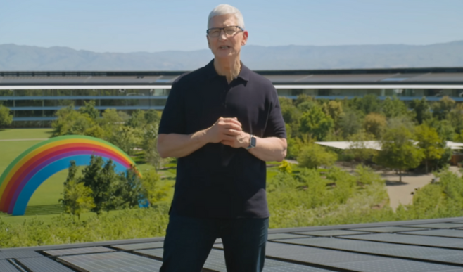 팀 쿡 애플 최고경영자(CEO)가 10일(현지시간) 미국 캘리포니아주 쿠퍼티노 애플파크에서 열린 '2024 세계개발자회의(WWDC)'에서 애플 인텔리전스(Apple Intelligence)을 소개하고 있다.